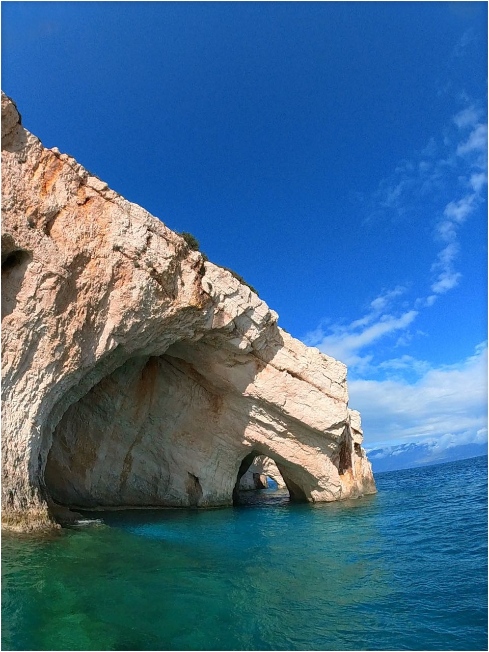 附近的“蓝洞”因岩石海藻和阳光的完美结合而非常有名。  蓝洞不是单独一个洞穴，而是沿海岸线一排天然形