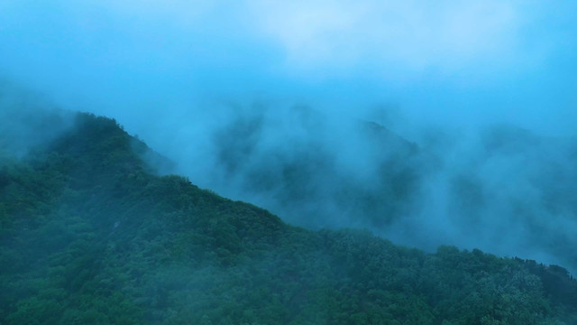 雨后济南太美了 南部山区云雾缭绕似仙境