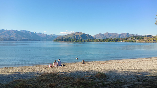 站在酒庄的最高处可以看到瓦纳卡湖(lake wanaka)