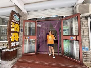 北戴河刘庄夜市清舟宾馆,步行五六分钟到达沙软潮平的七桥海浴场,管三餐吃海鲜赶海看日出!