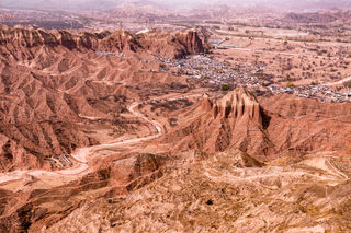 在石拉泉大峡谷中穿行，探秘比敦煌石窟还早100多年的石窟