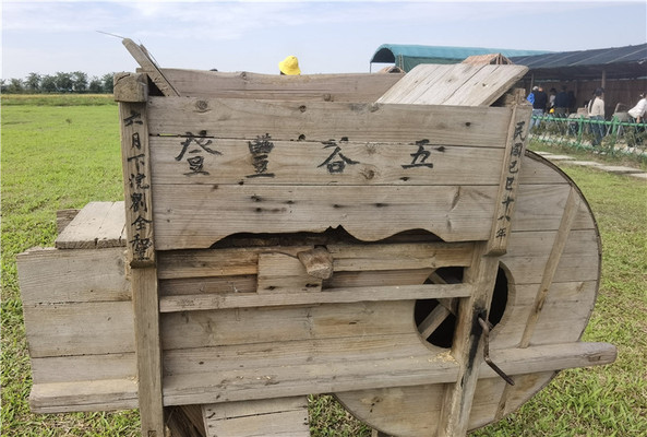 古老风谷机写着字这是为什么?广州犇牛牧场有一台民国时期的风车