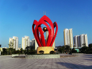 汉川游记图文-六块巨大石板浮雕展现汉川风采 红色莲花雕塑是“莲藕之乡”象征