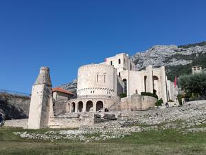 地拉那游记图文-变化中的阿尔巴尼亚：山城藏史，地堡寻踪