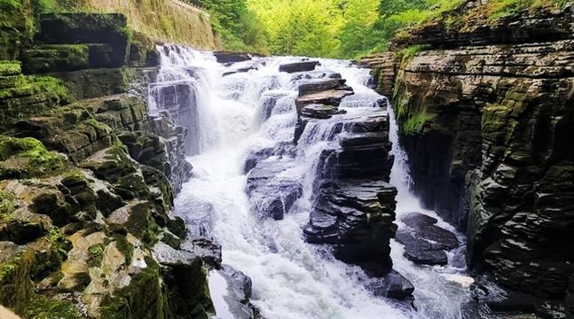 中国最大溶洞 世界排名第七 腾龙洞内有两个表演舞台 一个大排档