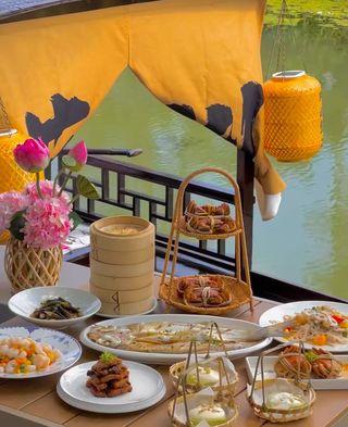 这次昆明之旅选择了翠湖边的丽瑞德酒店，没想到随手一拍的银杏大道和海鸥同框照直接刷