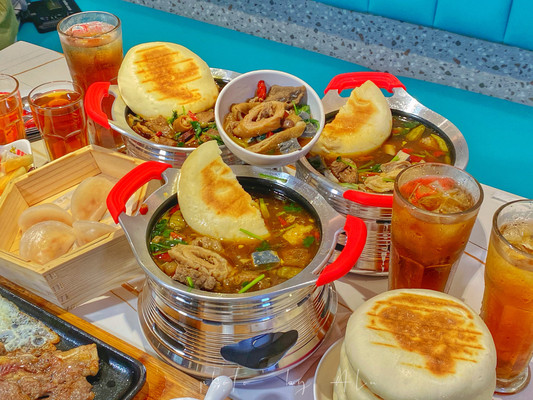 臭豆腐、肥肠、烧饼、牛肉组CP,闻着臭吃着香,还越吃越上头