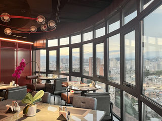 19楼餐厅瞰城景+楼顶露台追晚霞，一站式承包春城浪漫！