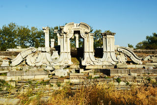 于繁华中沉思逝去的故园