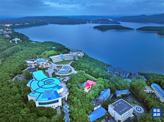 黑龙江镜泊湖，湖光山色20℃的夏季，游客如织国内避暑胜地