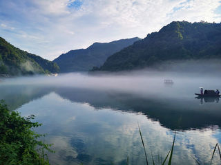 2023晓雾轻舟东江湖,水绕丹霞高椅岭