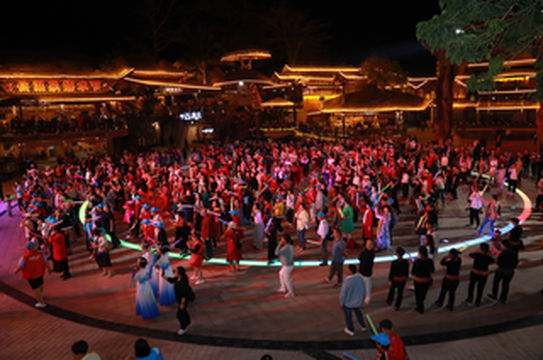 大型旅游团来了，槟榔谷的夜游热闹极了