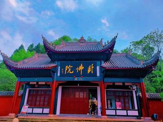 走进卧佛院–感受宗教神秘和大自然的壮美