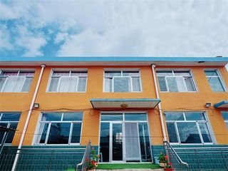 河北承德丰宁坝上草原祁家大院农家院，祁家大院是典型的坝上农家院，在这可以体验骑马射箭羊肠河玩水！