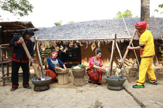 劏年猪、闹村晚、赏烟花…槟榔谷年夜饭太特别了