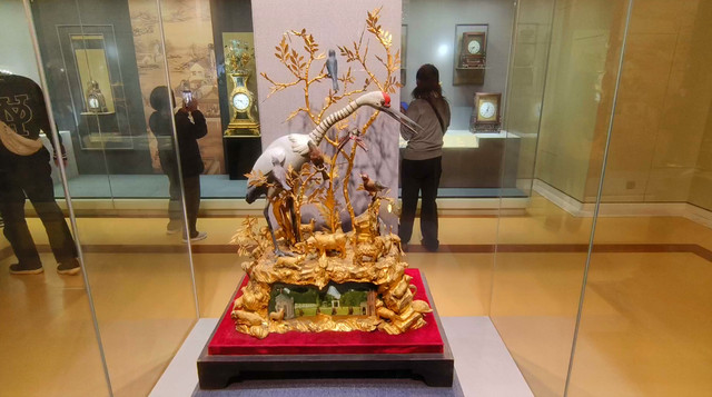 中国南京博物院 　花瓶 博物馆文物介绍——南京博物院的清乾隆帝行围图转旋瓶_搜狐网
