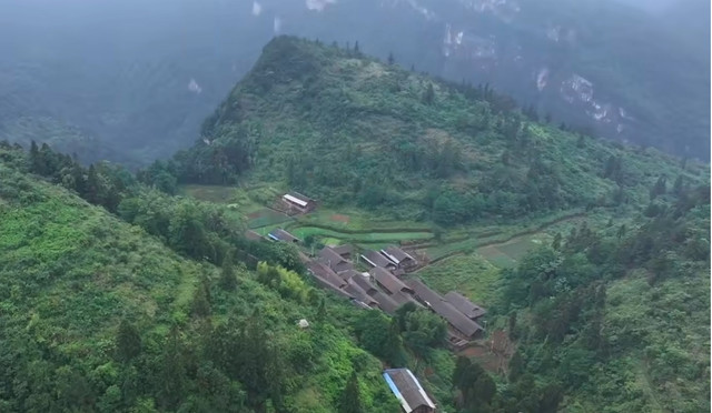 酉阳大山里发现一座建在悬崖上的古村寨,只有6位老人在此生活