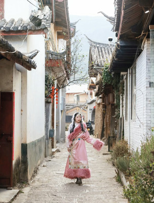 比起丽江古城，我更爱这人少景美的束河古镇