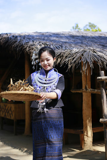 槟榔谷把T台搬进了黎村,走出了原生态民族风