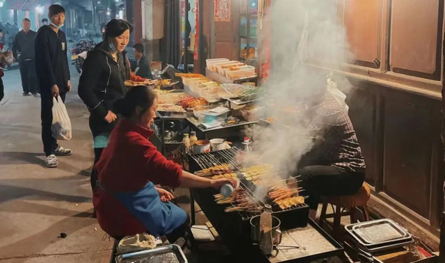 腾冲这些宵夜火了,你更喜欢哪个?