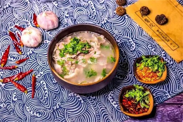 馋哭!很多人到威远第一件事,就是来碗羊肉汤!