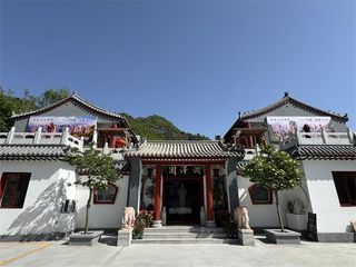 河北保定白石山润泽园山庄民宿酒店，是一座极具特色的精品中式山庄，毗邻白石山景区！