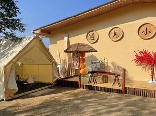 快来泉鹭山庄遇见小院投喂小兔兔!