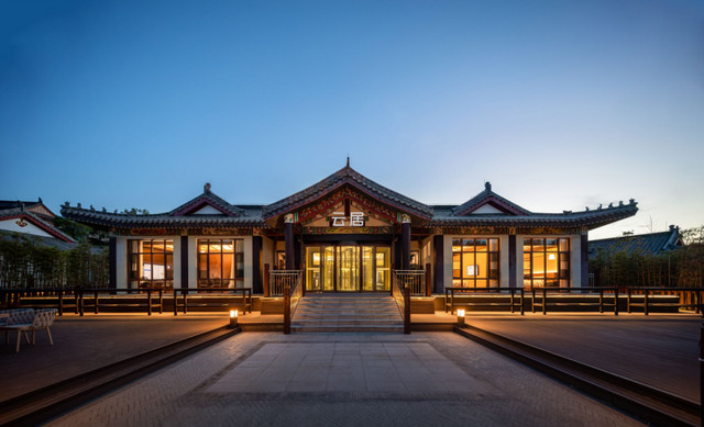 观五岳之首,迎黎明之光,泰安泰山天平湖云居酒店逐光启幕
