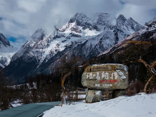 四姑娘山，冬日里的诗意画卷
