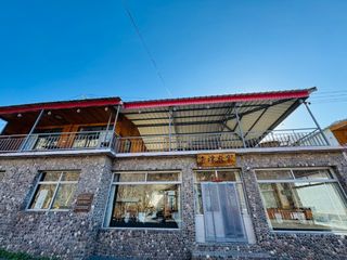 北京密云捧河湾老谭农家院门前可野钓，平日8人起每人120住宿三餐！