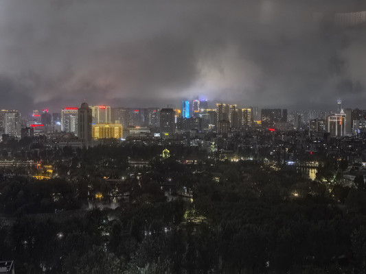 秋日昆明躺平指南|住翠湖丽瑞德,把湖光秋色吃进嘴里
