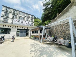 承德兴隆青松岭张铎农庄农家院带电梯，农庄依山傍水，四面被青山环抱。