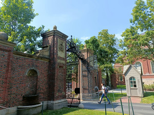 马萨诸塞州游记图文-哈佛大学毕业的中国学生立了块石碑  Harvard University