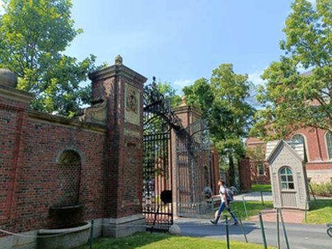 哈佛大学毕业的中国学生立了块石碑  Harvard University