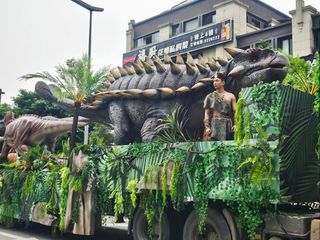 将侏罗纪世界搬到街头！来自贡奔赴一场“追龙之旅”