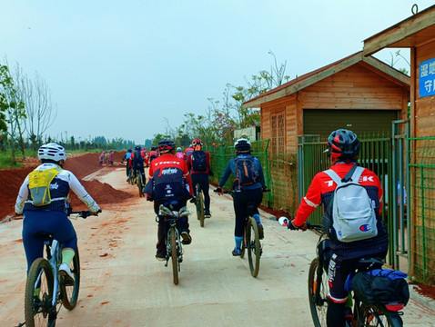 雨中骑行，迫不得已的冲突：五大雨骑技巧解析。