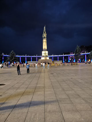 黑龙江省哈尔滨市人民防洪胜利纪念塔，松花江滨洲铁路桥