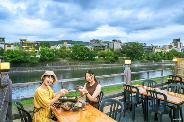 京都夏夜生活散步2提案 鸭川纳凉美食与寺町京极商店街夜饮吃茶 feat. JINS眼镜