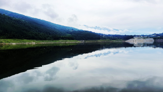 千瀑峡以瀑布和奇峰异石著称于世 蝴蝶崖因山崖形似蝴蝶展翅而得名