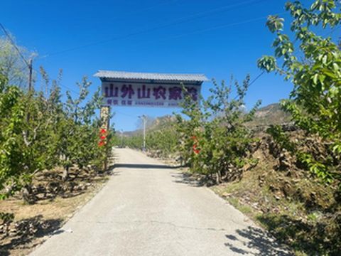 承德兴隆青松岭塞外江南水镇山外山农家院四面青山环抱,满园樱桃正值采摘,感受浓浓乡土风情!