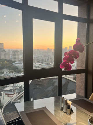 ✨昆明翠湖丽瑞德酒店19楼：日出茶香与夜晚微醺的治愈时光