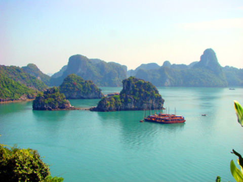 越南旅游：走进海上桂林下龙湾（图）