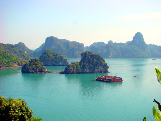 越南旅游:走进海上桂林下龙湾(图)