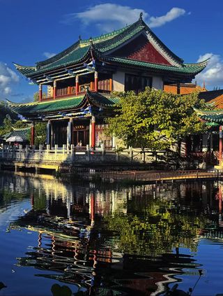 这次昆明之行选择了翠湖畔的昆明翠湖丽瑞德酒店，真是个惊喜！酒店就在市中心，去哪都