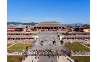 用激情穿越光影赛道，用脚步诠释体育精神！横店马拉松闪耀“中国影视梦工厂”