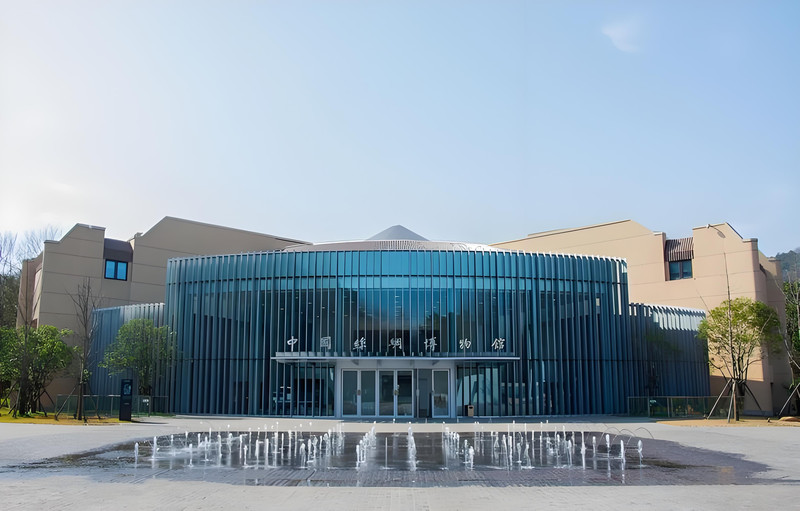 穿越時空的對話，踏足絲綢博物館、錦繡霓裳古風堂，品讀晉商故事。