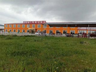 河北承德丰宁坝上草原八旗假日酒店，酒店门前就是一片黄色油菜花海可以免费拍照，骑马射箭篝火晚会嗨到爆！