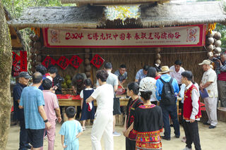 春联送福万家欢，金龙吉祥中国年