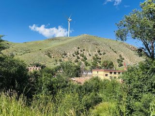 张北草原天路东线桦皮岭旅美山庄农家院,小院背靠着青山,房前屋后都是草原梯田大风车!
