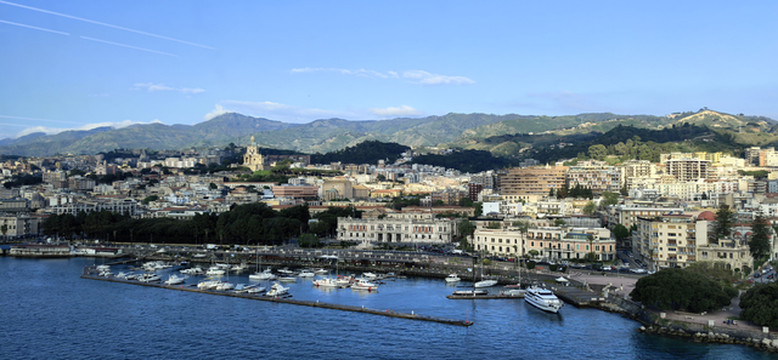 欧洲大陆进入西西里岛隘口地方的游玩